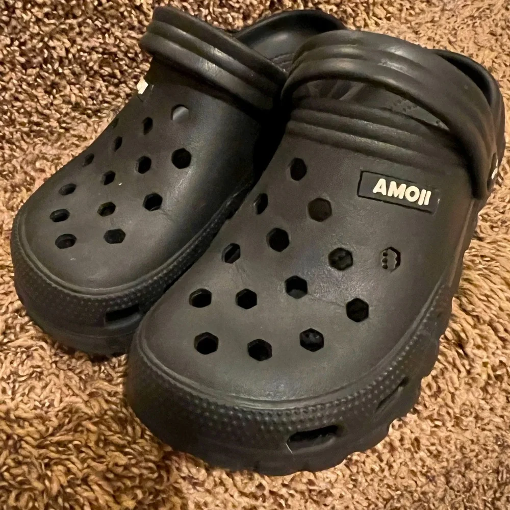 NEW Amoji Kids Clogs Size 7 Black Garden Shoes Slip On Crocs Style EU 23